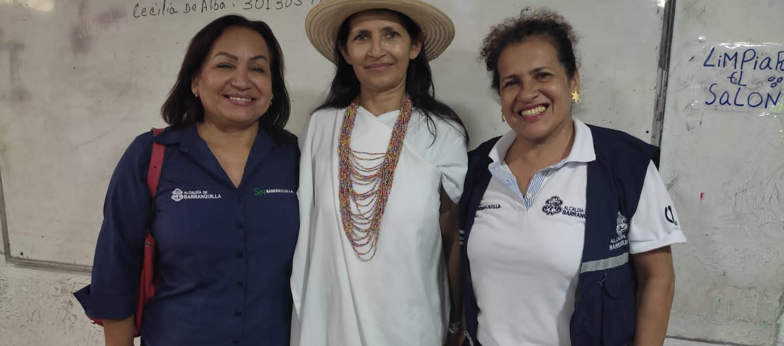 Cecilia De Alba Narváez y Mercedes Gutiérrez con una de las asistentes de la charla.