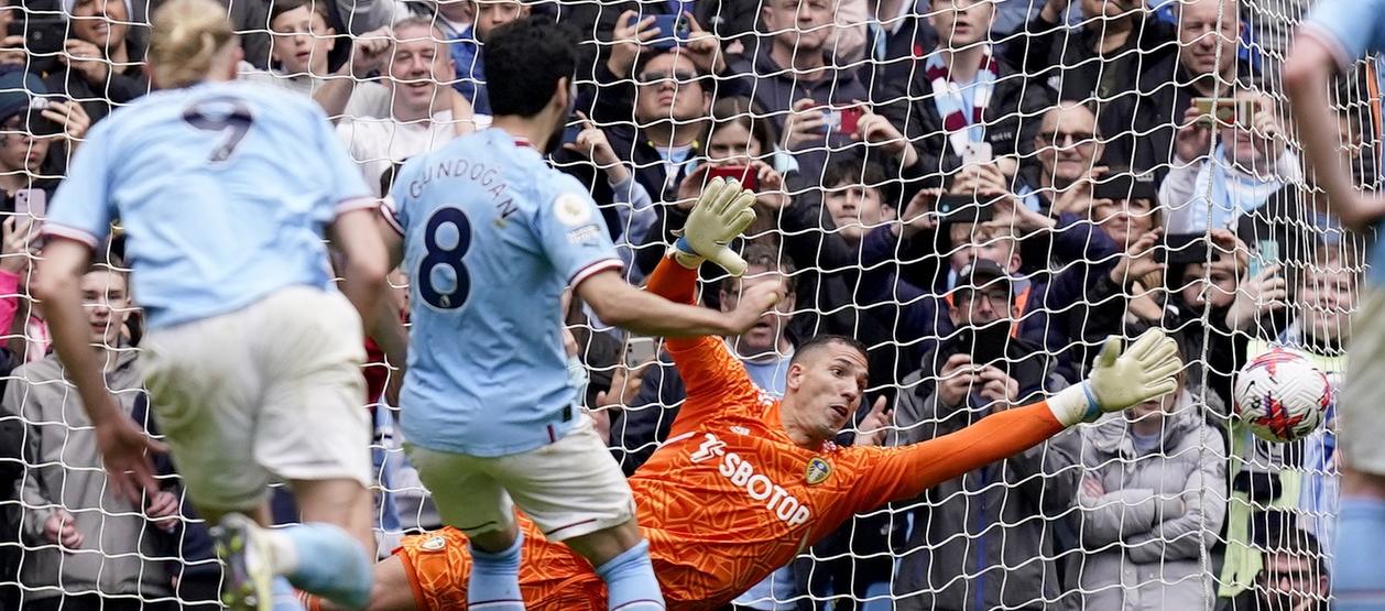 El alemán Ilkay Gundogan marcó los dos goles del Manchester City y erró esta pena máxima. 