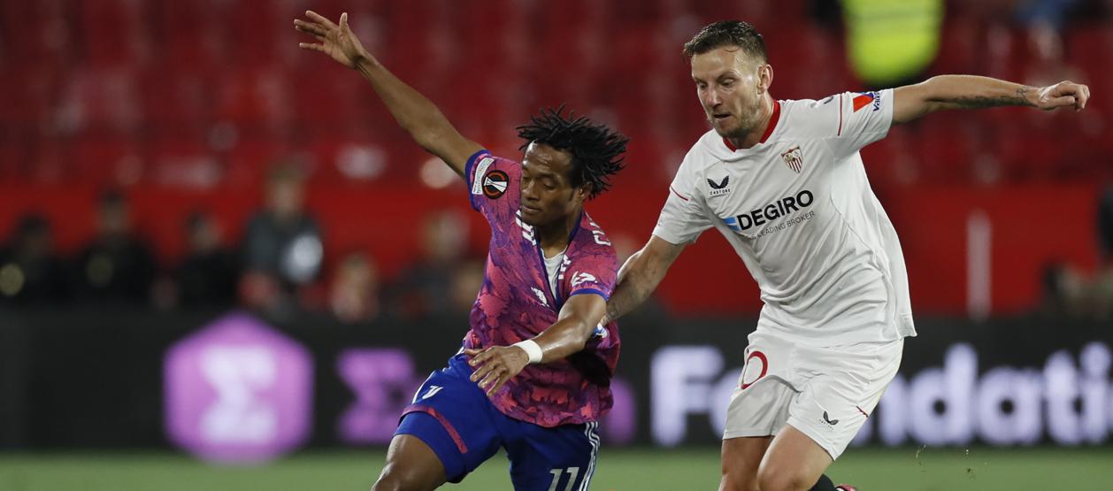 El colombiano Juan Guillermo Cuadrado, de Juventus, avanza ante la marca de Iván Rakitic.