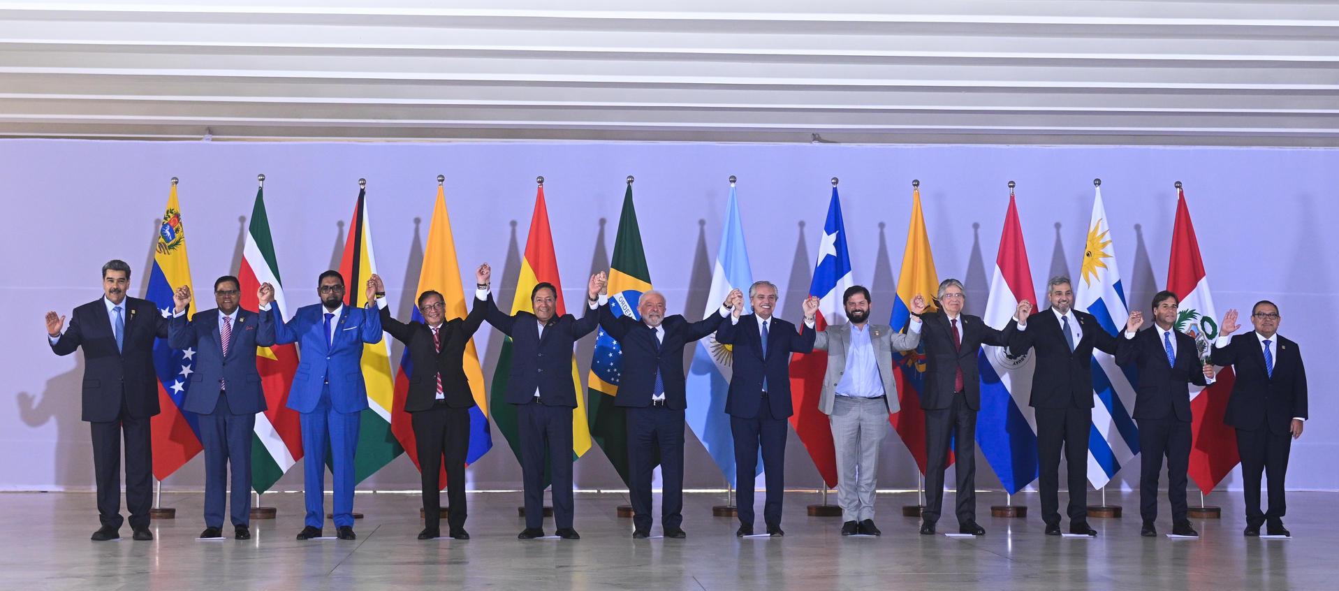 Los presidentes posan al inicio de la cumbre regional en Brasilia