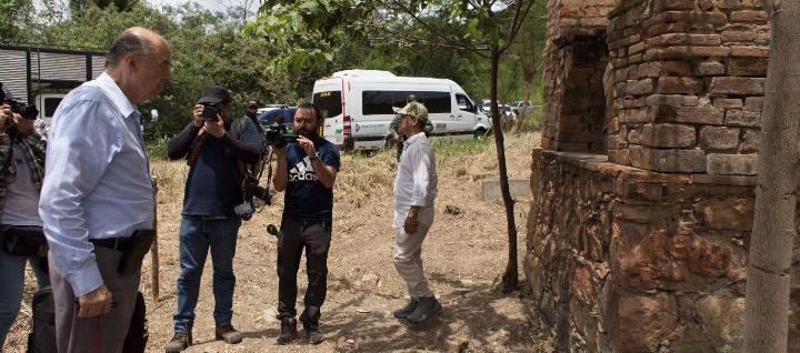 El Canciller Álvaro Leyva frente al horno crematorio de los 'paras' en Juan Frío.