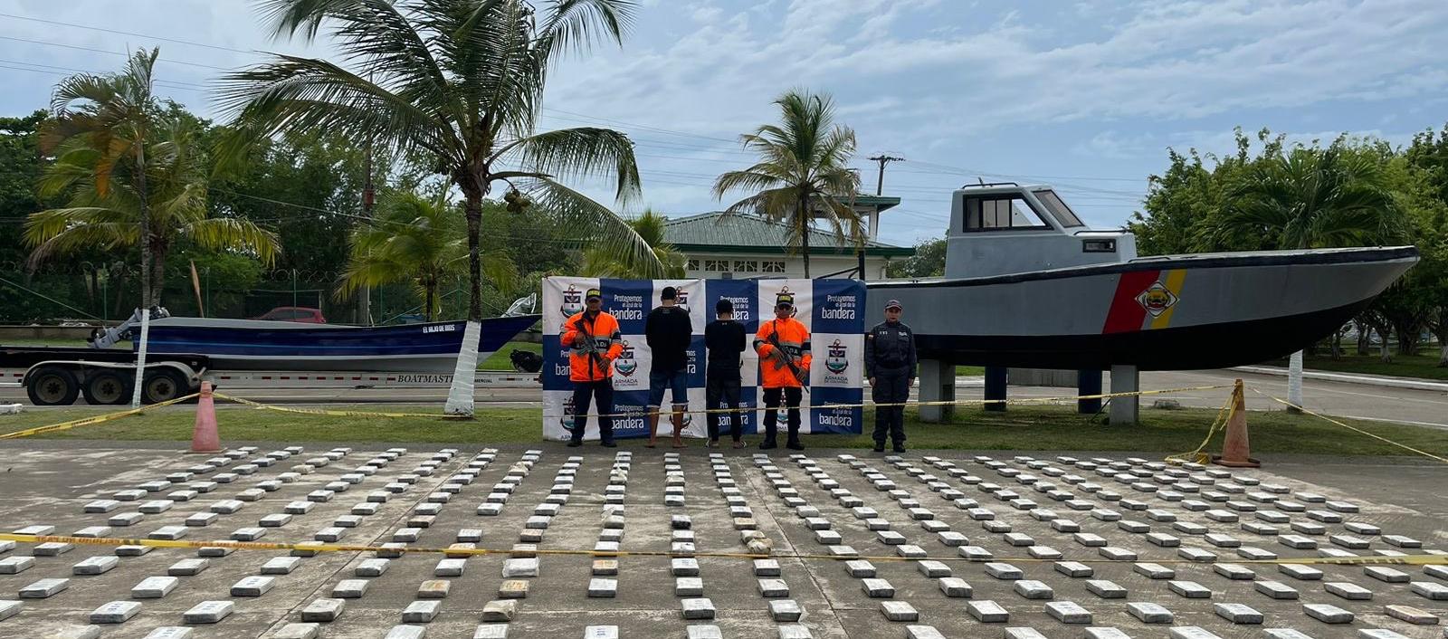 Fueron hallados 343 paquetes rectangulares ocultos en la lancha.