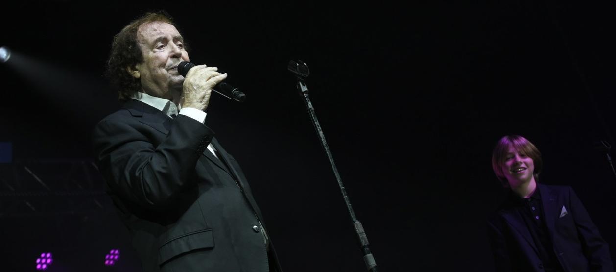 Dyango en plena presentación con su nieto Axel, de 14 años. 