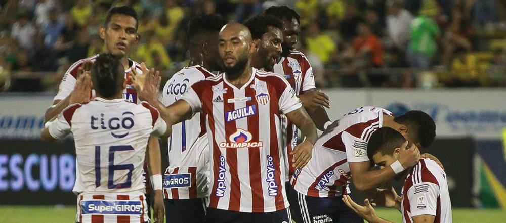La celebración del segundo gol del Junior, marcado por Carlos Sierra.