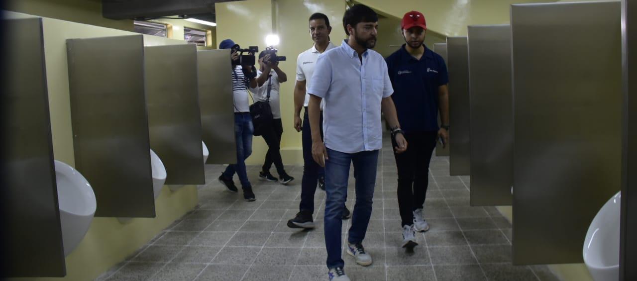 El alcalde Jaime Pumarejo durante su inspección de los baños del escenario deportivo.