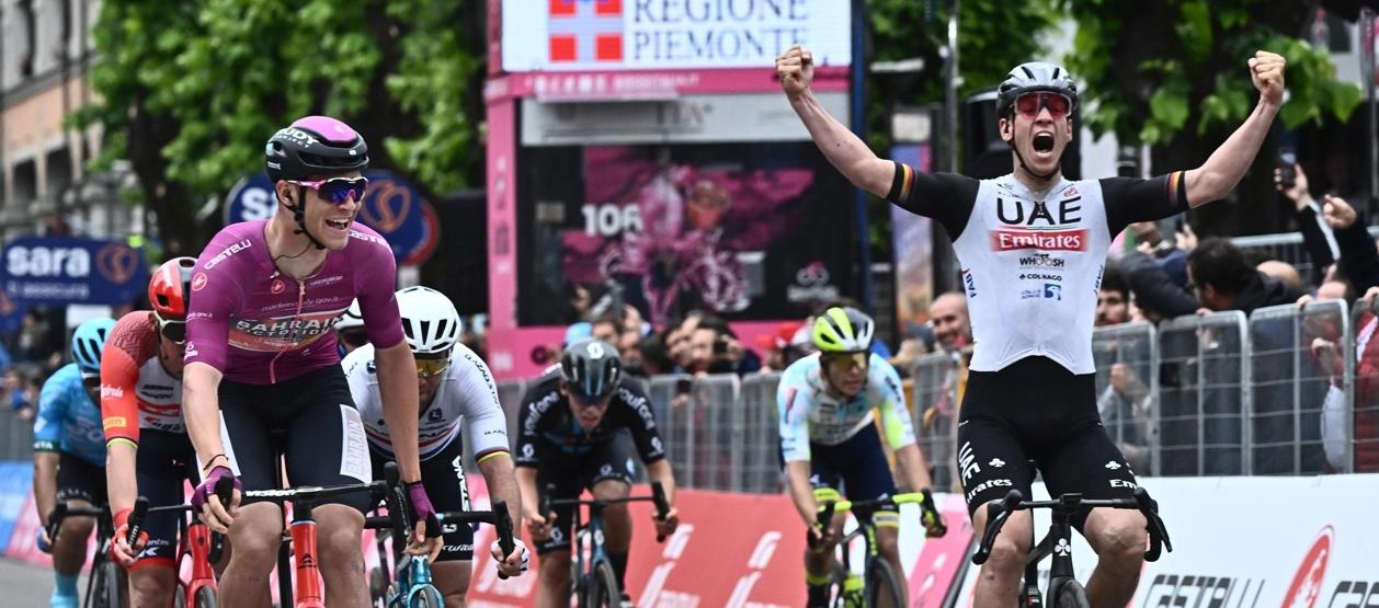 Pascal Ackermann levanta los brazos en señal de victoria.