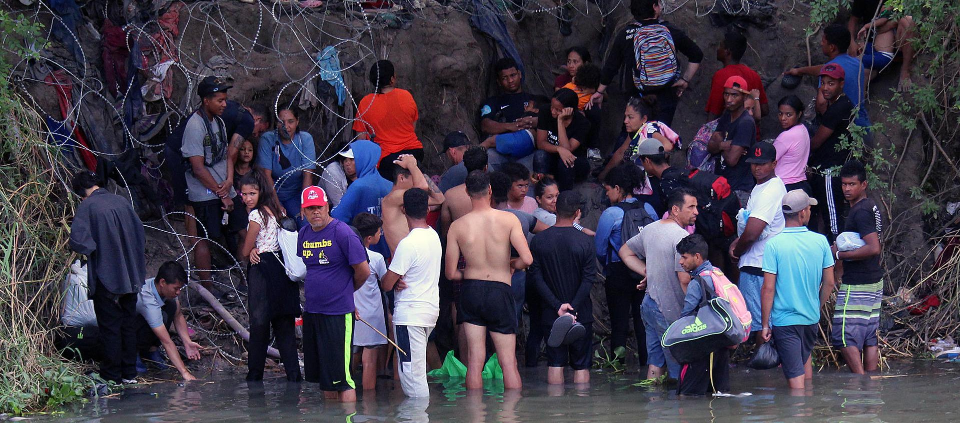 Migrantes cruzan el río Bravo para intentar ingresar el miércoles a Estados Unidos