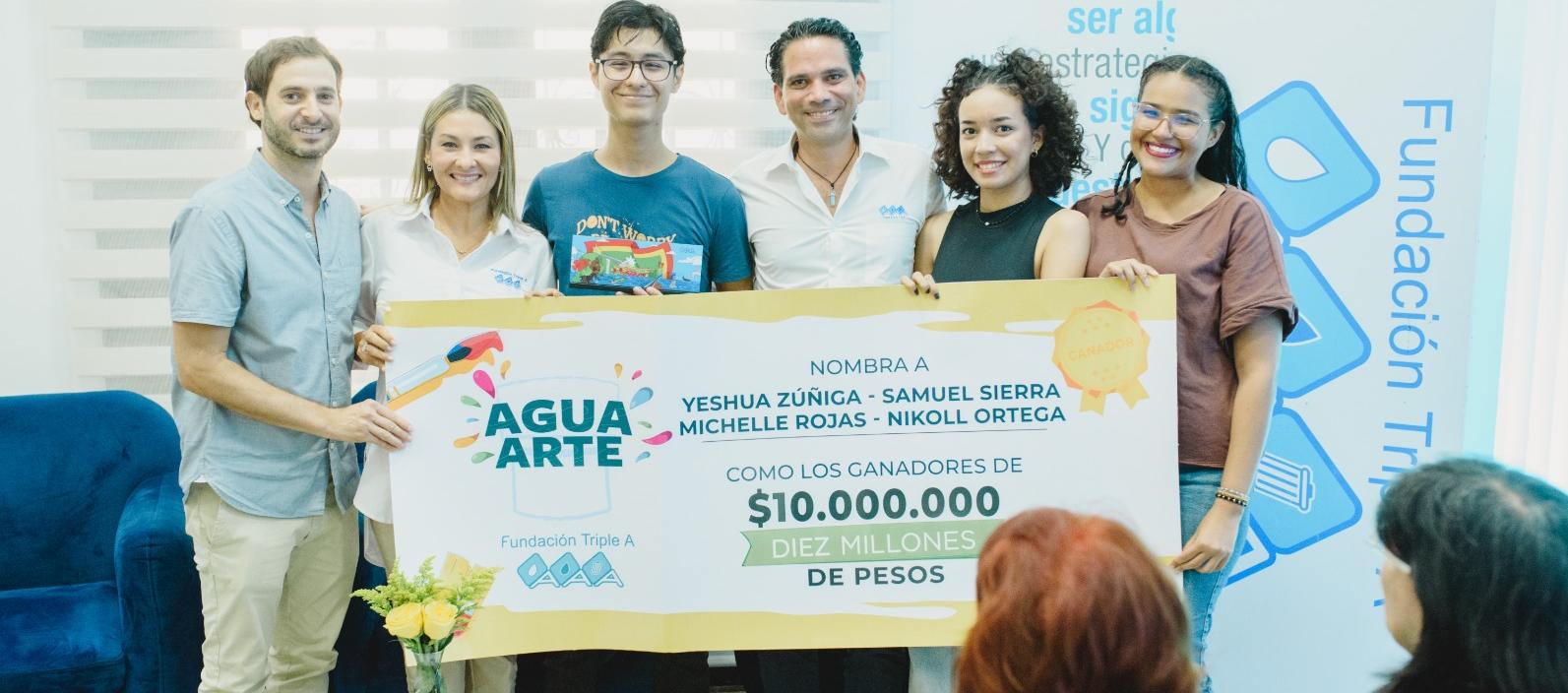 Los ganadores del concurso 'Arte y agua' junto a Alfredo Carbonell, secretario de Desarrollo Social; Alix Castro, directora de la Fundación Triple A, y el gerente de Triple A, Jairo de Castro.