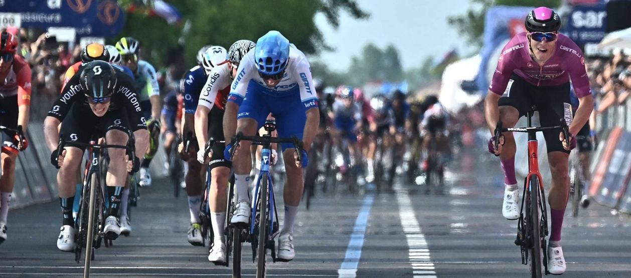 Alberto Dainese (izquierda) fue declarado ganador de la etapa por 'foto finish'.