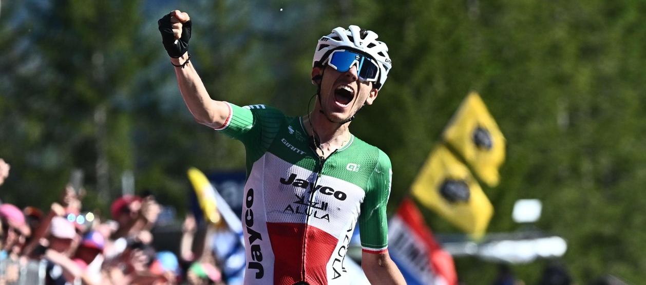 Filippo Zana sorpendió en el sprint al francés Thibaut Pinot. 