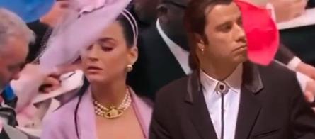 A Katy Perry la compararon con la icónica imagen de John Travolta que se hizo viral en 2015.