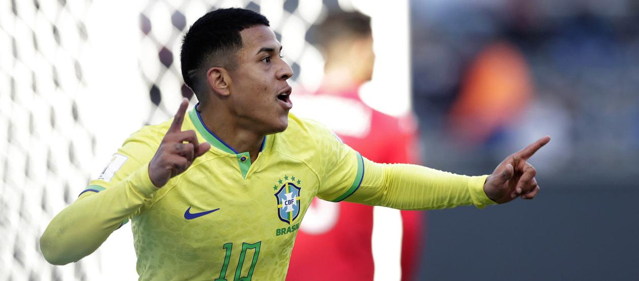 Matheus Martins celebra el cuarto gol de Brasil. 