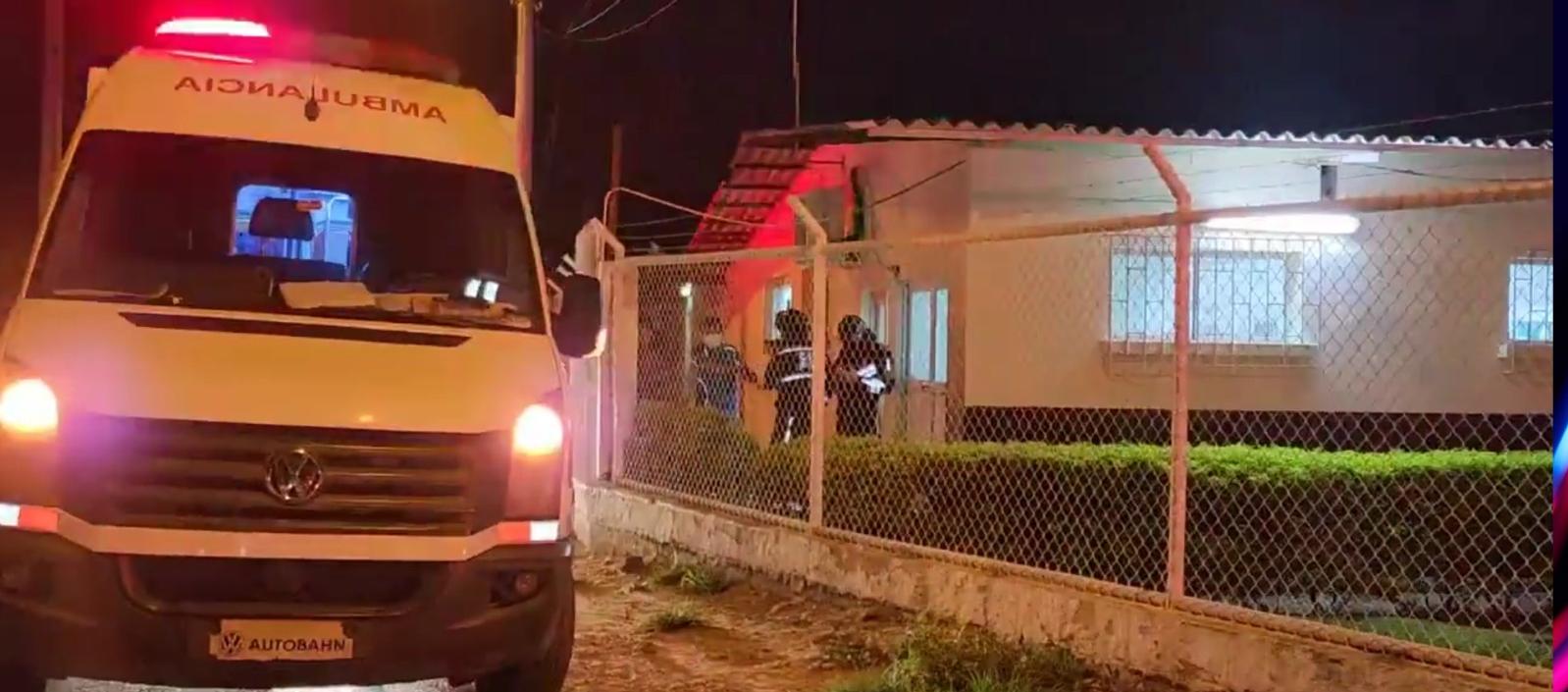 La unidad de criminalística en la puerta del establecimiento en donde ocurrió el ataque armado