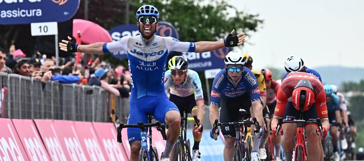 Michael Matthews cruza la meta y se adjudica el triunfo en la tercera etapa.