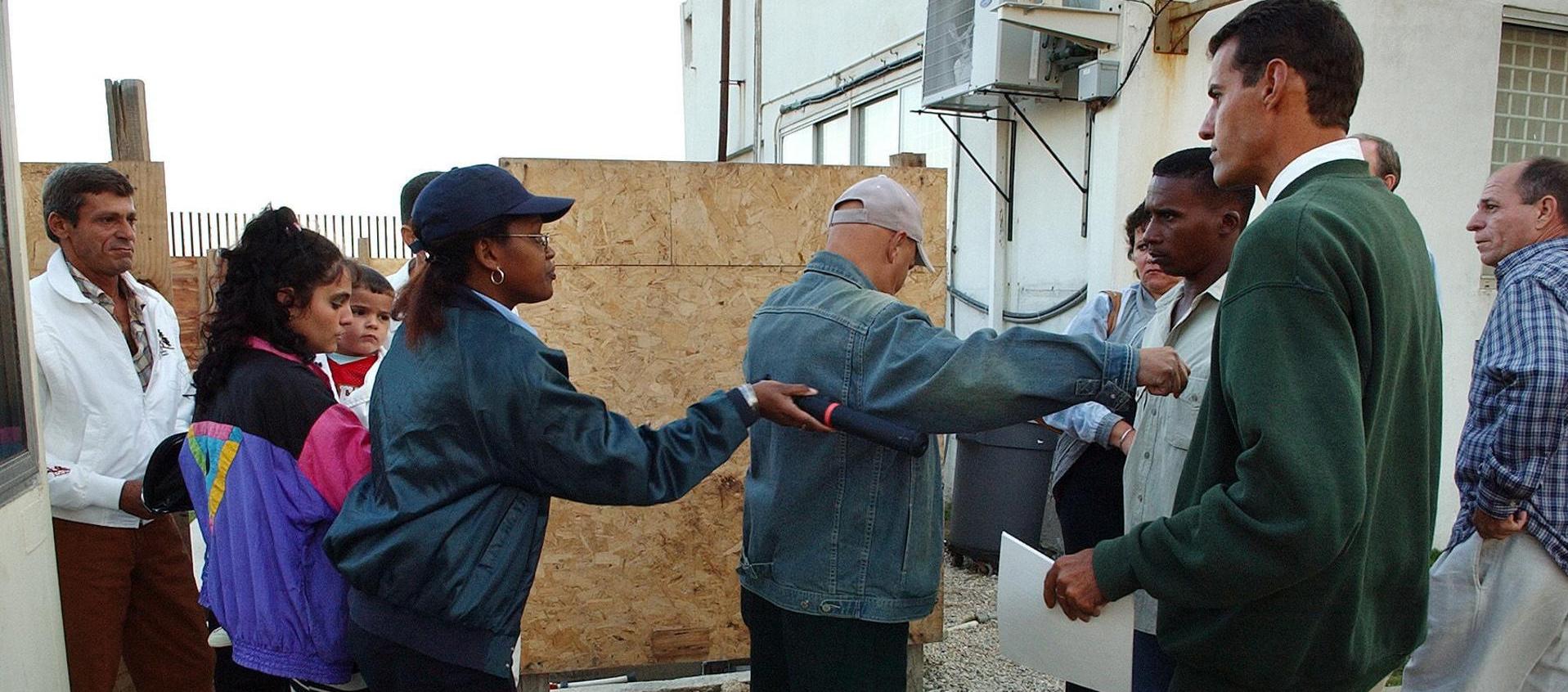 Migrantes cubanos deportados desde Estados Unidos a su llegada a La Habana