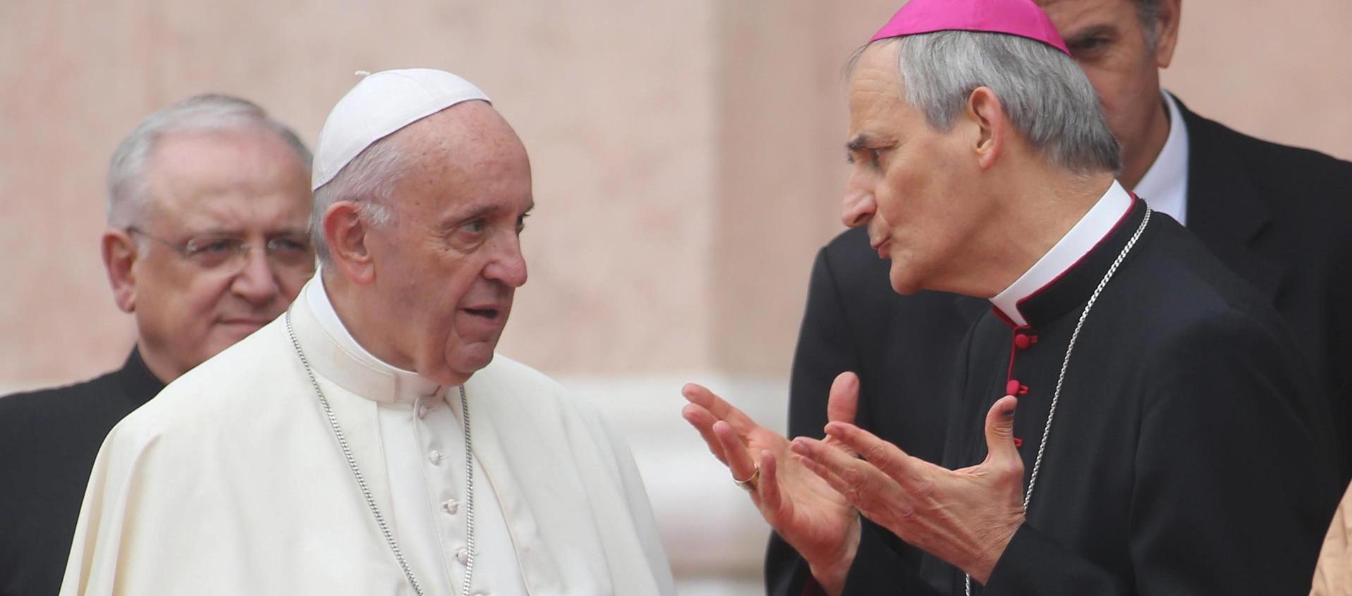 El papa Francisco y el cardenal Matteo Zuppi a quien encargó una misión de paz en Ucrania.
