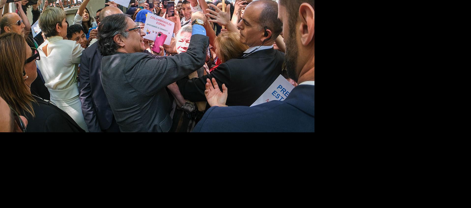 El Presidente Petro a su llegada a la Embajada de Madrid en donde visitó la VI Feria de Servicio empresariales entre Colombia y España.