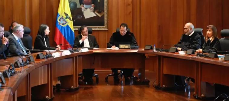 El Presidente Petro en una imagen de archivo con magistrados del Consejo de Estado