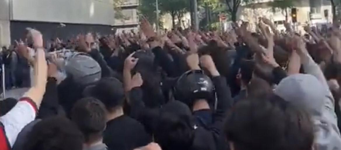 Los hinchas del PSG manifestaron su inconformismo con Lionel Messi. 