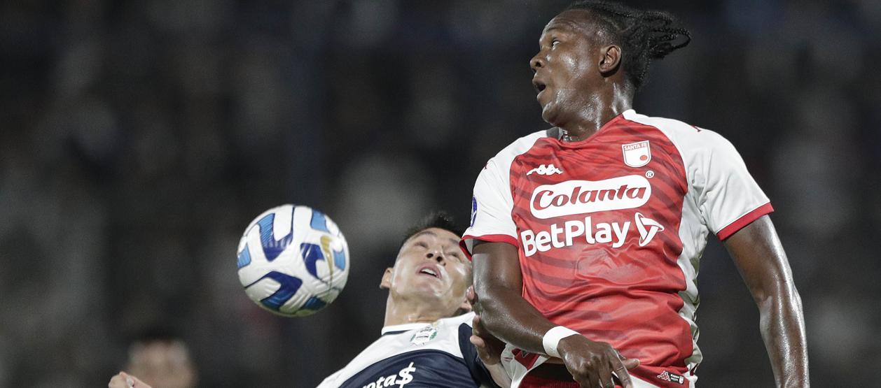 Hugo Rodallega durante el partido contra Gimnasia y Esgrima.