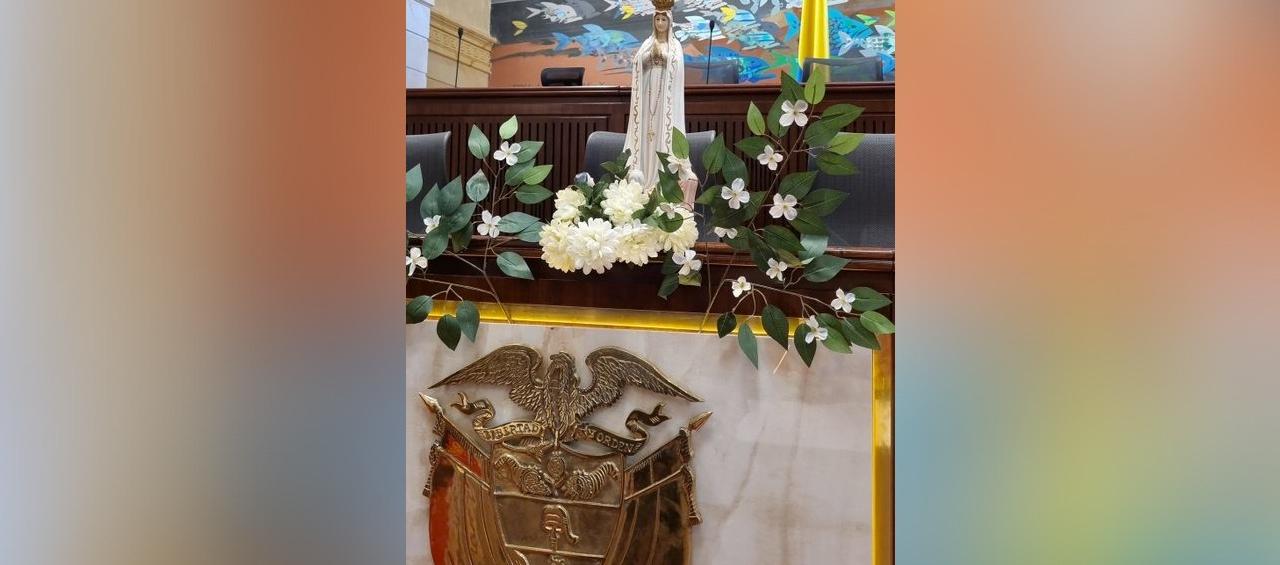 El representante Luis Miguel López compartió esa imagen el día del rezo del Santo Rosario en la Cámara de Representantes