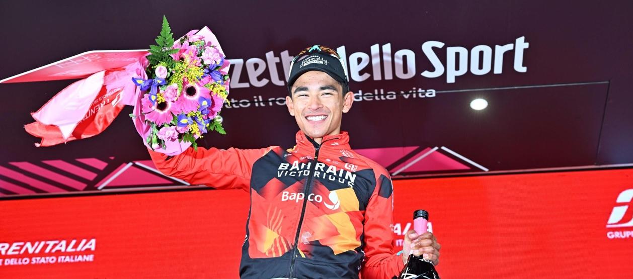 La celebración en el podio de Santiago Buitrago tras ganar la etapa 19.