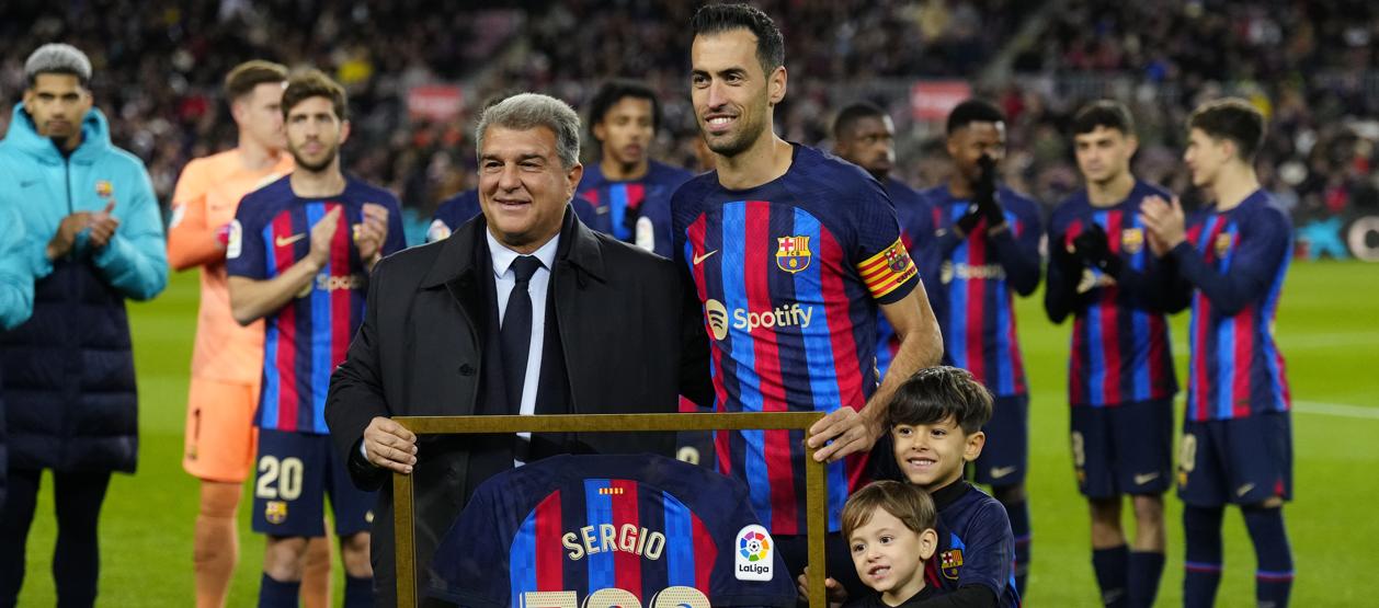 Sergio Busquets con el presidente Joan Laporta cuando completó los 700 partidos con el Barcelona. 