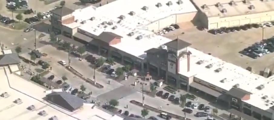 Vista aérea del centro comercial en donde se registró el tiroteo este sábado en Allen, Texas