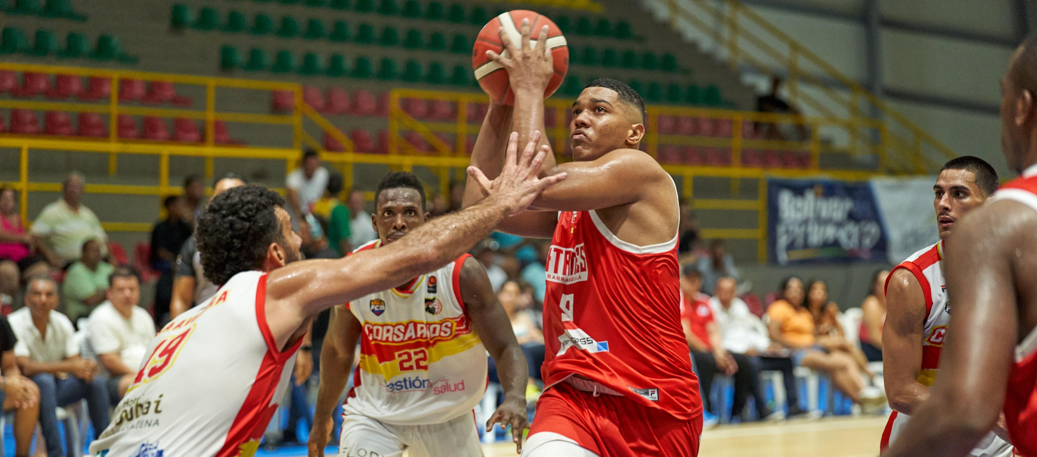 Alejandro Torrenegra aportó 11 puntos para la victoria de Titanes sobre Corsarios.