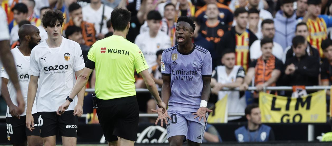 Vinicius vio la tarjeta roja contra el Valencia, pero después esta le fue anulada.