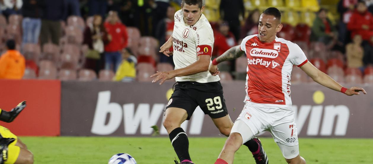 Acción en la que Neyder Moreno marca el segundo gol de Santa Fe. 