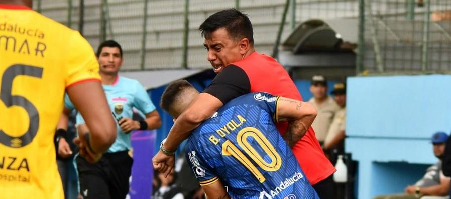 César Farías, técnico del Aucas, agrede a Bryan Oyola, de Delfín.