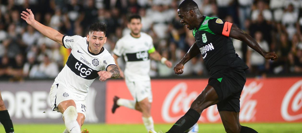 Guillermo Paiva remata al pórtico de Nacional para marcar el segundo gol del Olimpia.