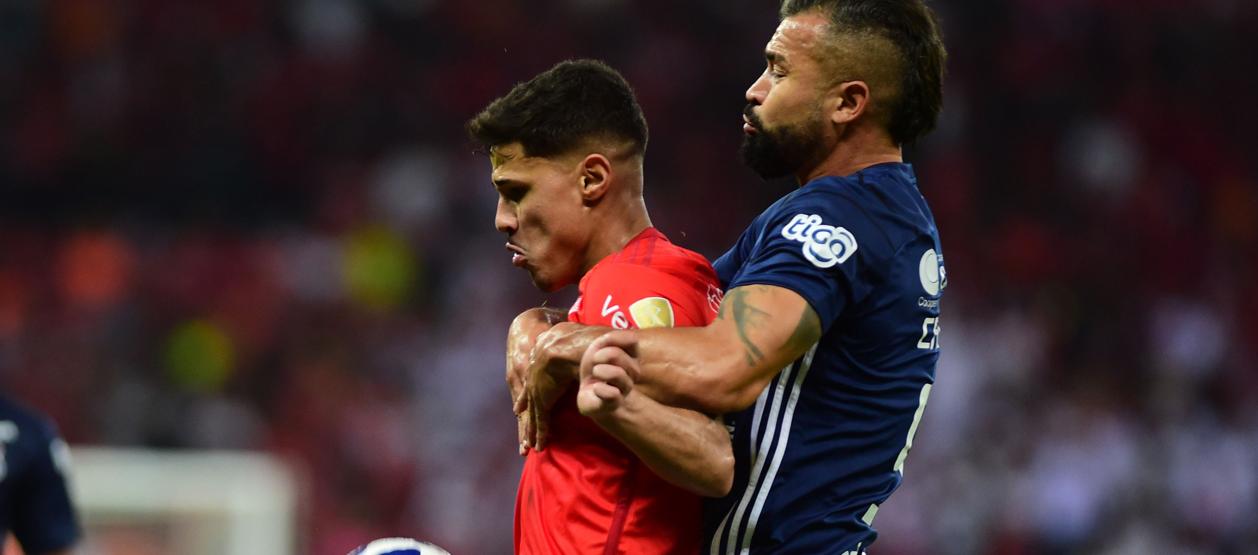 Rómulo Zwarg protege el balón ante la marca de Andrés Cadavid.