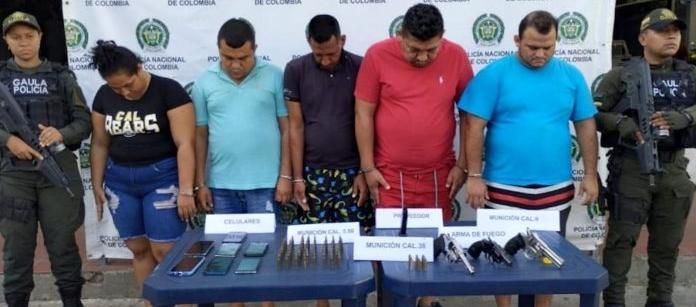 Cinco de los presuntos integrantes de la banda judicializados por las autoridades. 