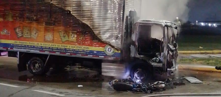 Camión incinerado en accidente en Galapa.