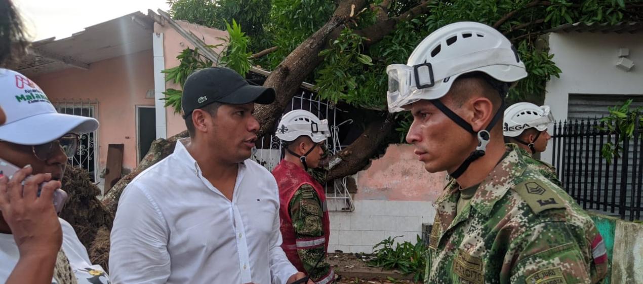 El alcalde del municipio, Rumenigge Monsalve, visitando una de las viviendas afectadas. 