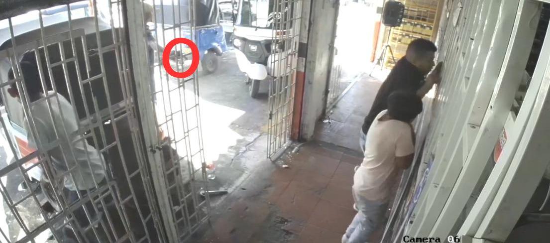 Momento del atentado a bala.