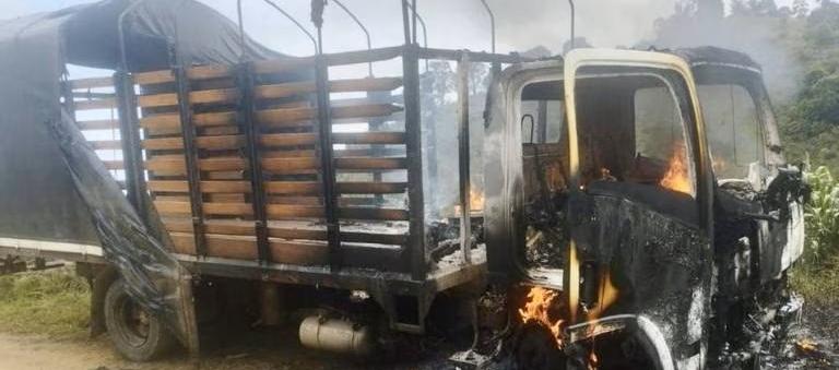 Camión del Ejército incinerado por disidencias de las FARC.