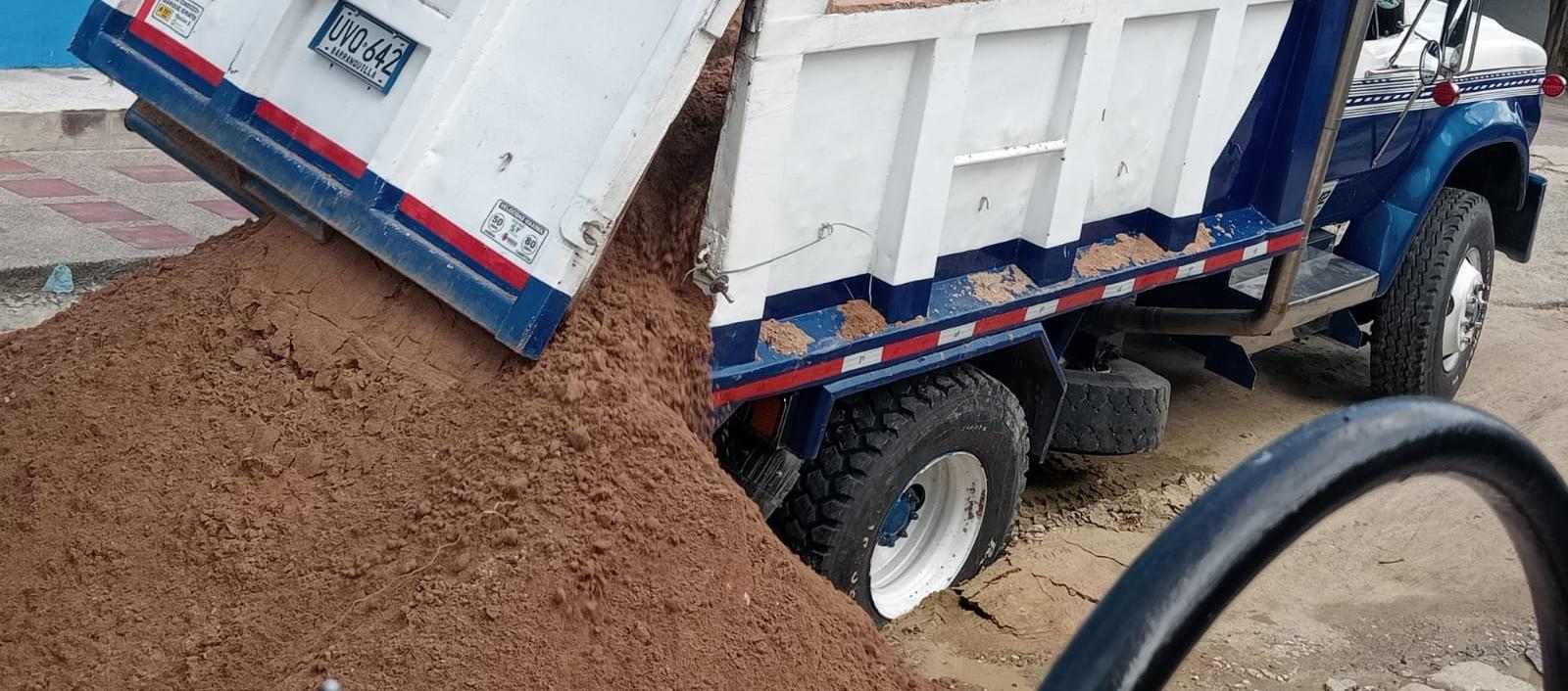 Volqueta se fue en hueco en calles de Soledad 2000.