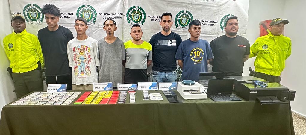 Los siete capturados.