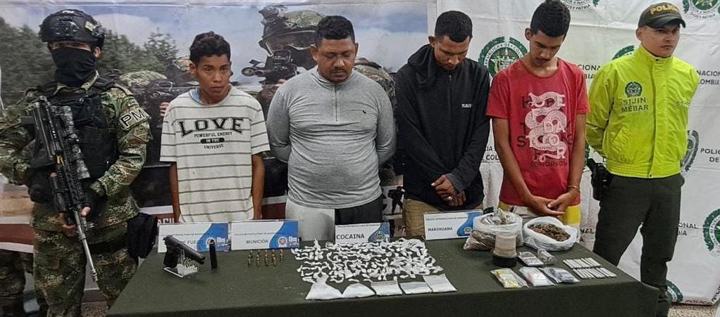 Los cuatro capturados por las autoridades durante los allanamientos en el barrio Carlos Meisel. 