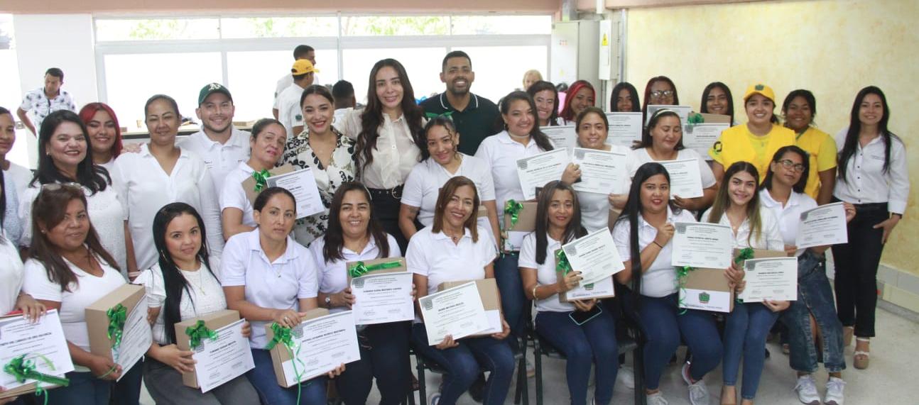 Entrega de certificados de las madres del programa 'Vuelve y Juega'