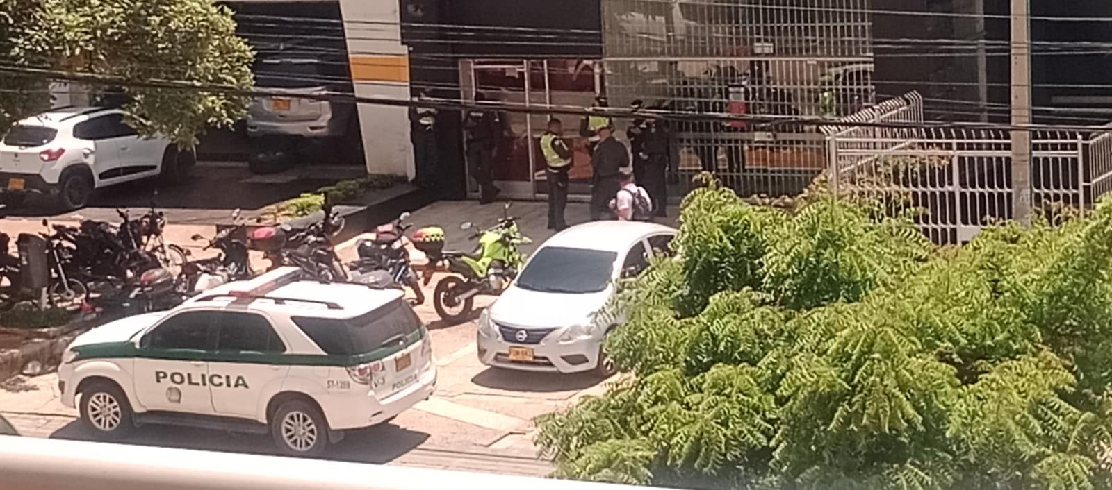 La Policía tras el 'taquillazo' cometido a la sucursal de Davivienda.