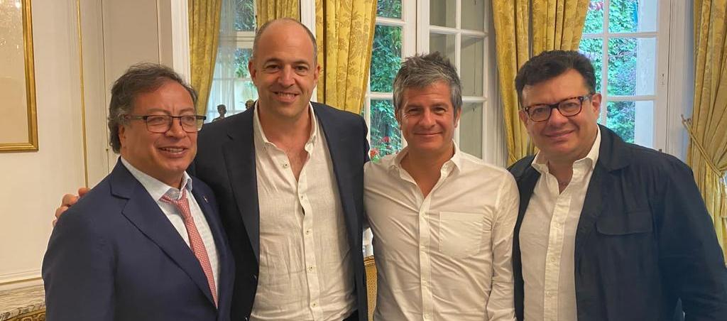 Presidente Gustavo Petro junto a Simon Chinn, Guillermo Galdos y Hollman Morris.