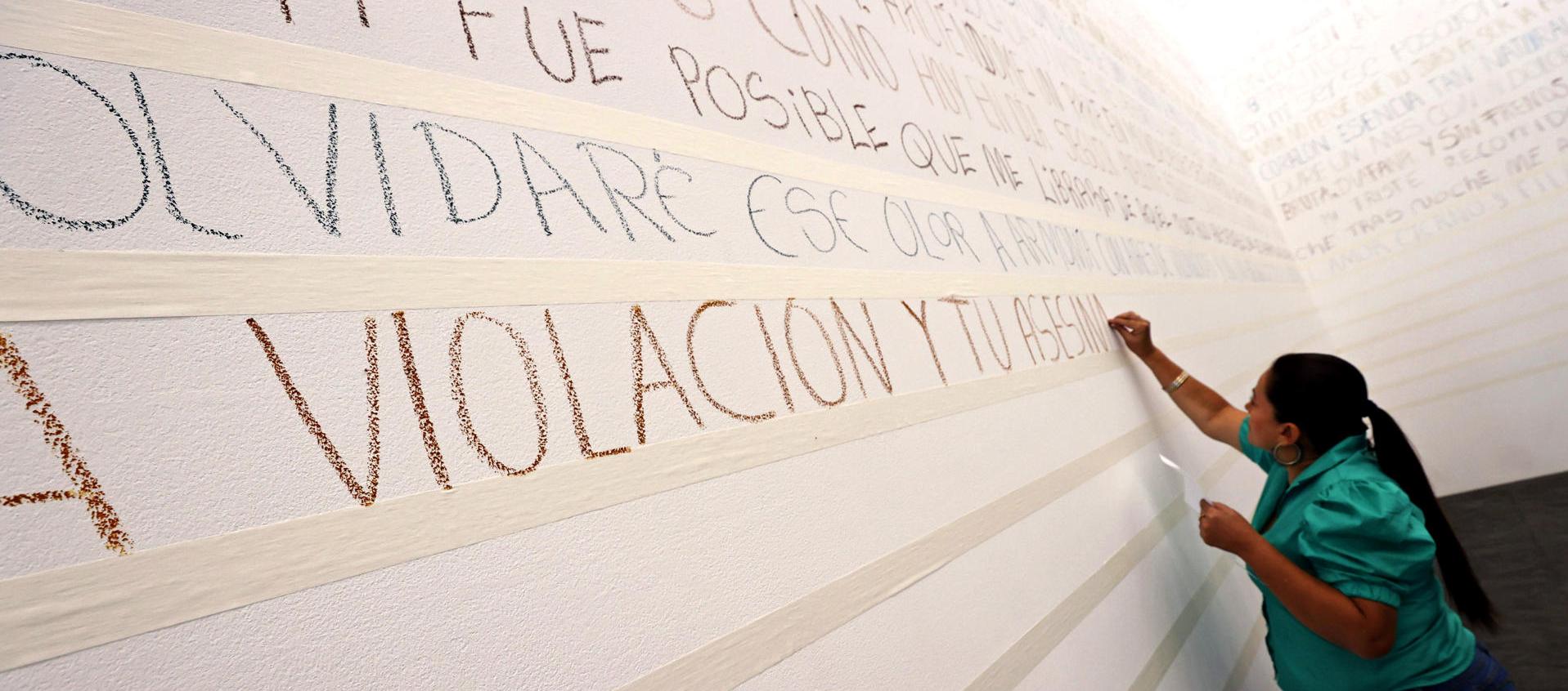 Mujeres víctimas de abuso sexual escriben un poema en la exposición "Desamadas"