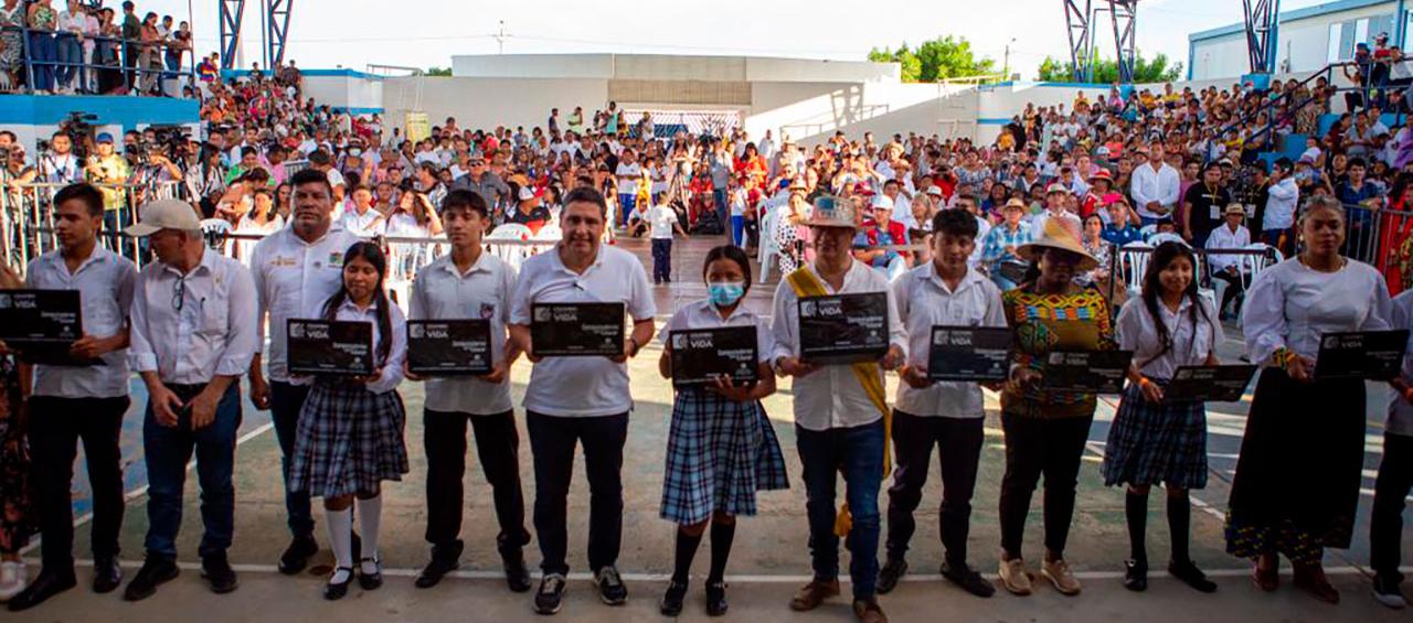 El Presidente Petro y el MinTIC, Mauricio Lizcano, en la entrega de computadores en La Guajira.