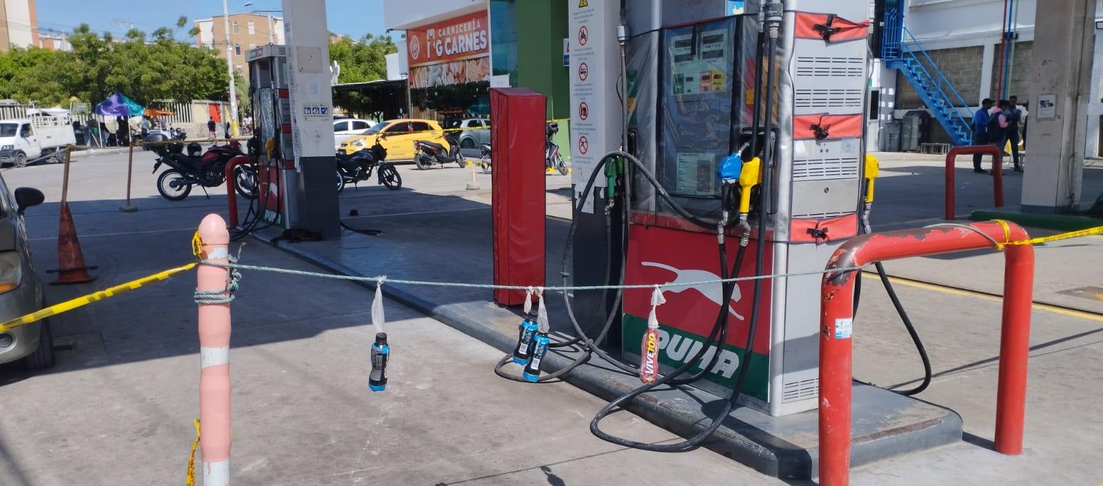 Estación de gasolina cerrada entrada a Manuela Beltrán