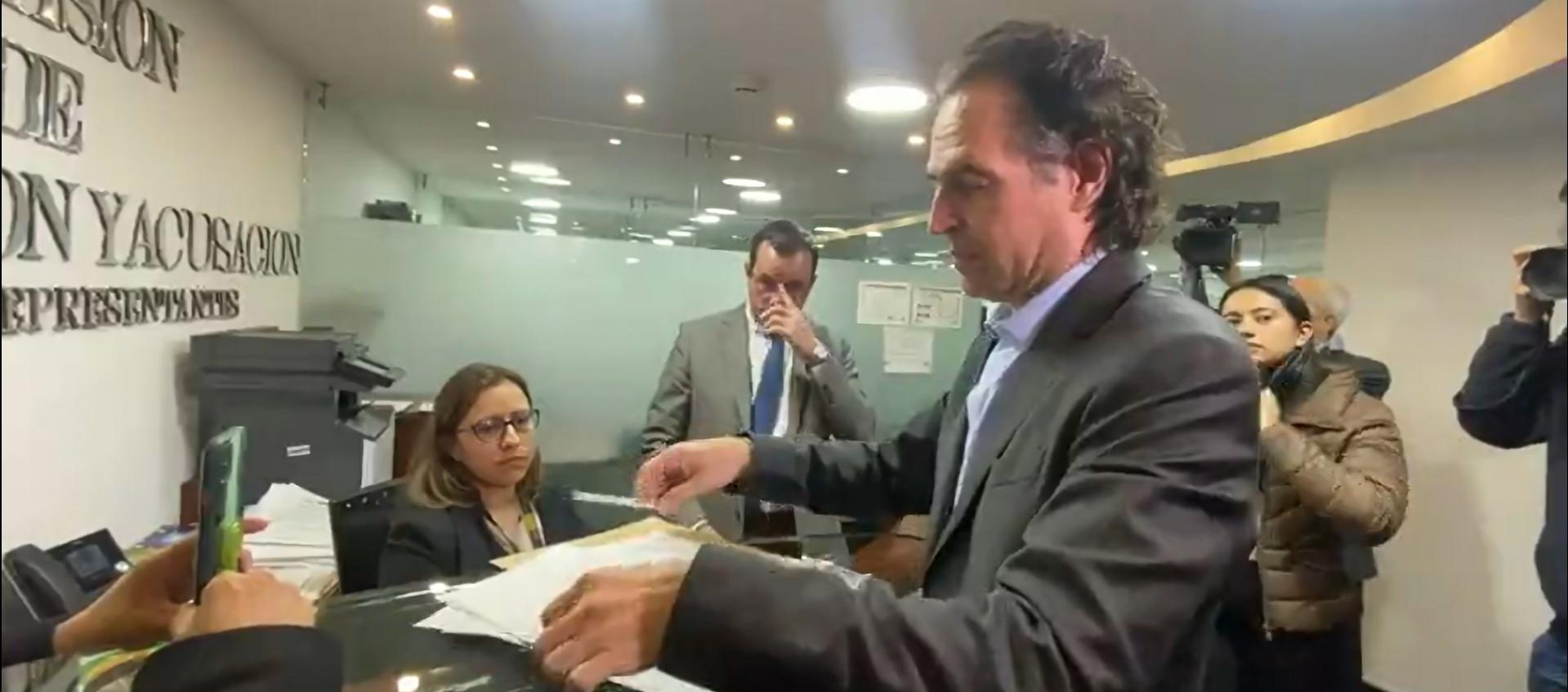 Fico Gutiérrez denuncia ante Comisión de Acusaciones a Petro