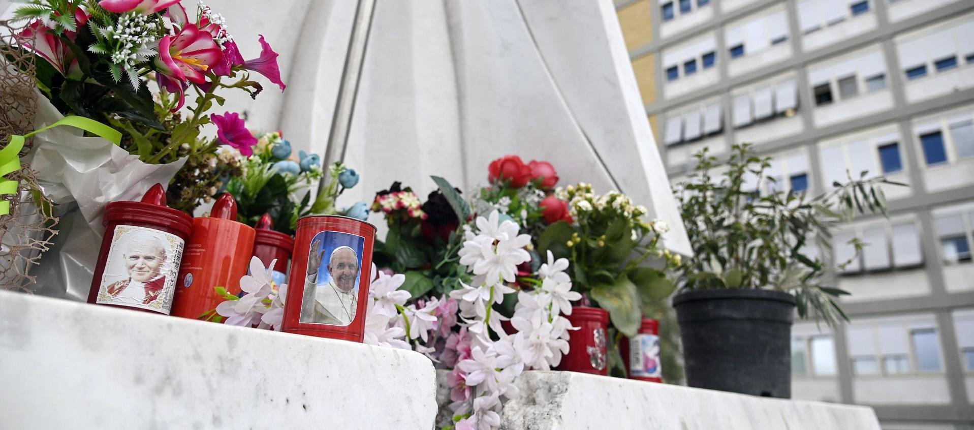 Flores y velas por el papa Francisco para su pronta mejoría.